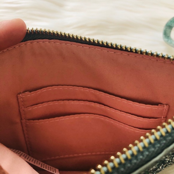 Old Navy super glittery/shiny wristlet - Picture 3 of 9